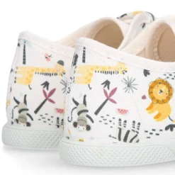 Zapatilla niño sin cordones en lona algodón estampado SELVA y puntera.