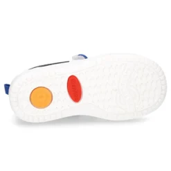 Zapatilla niño sin cordones y con ELÁSTICOS en piel lavable.