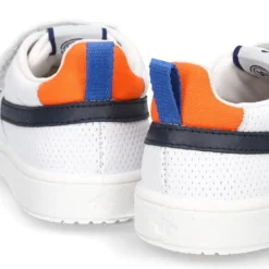 Zapatilla niño sin cordones y con ELÁSTICOS en piel lavable.