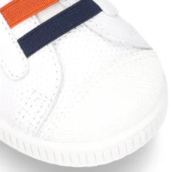 Zapatilla niño sin cordones y con ELÁSTICOS en piel lavable.