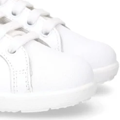 Zapatilla niños OKAA con cordones y puntera en piel lavable.