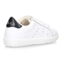 Zapatilla niños OKAA con cordones y puntera en piel lavable.