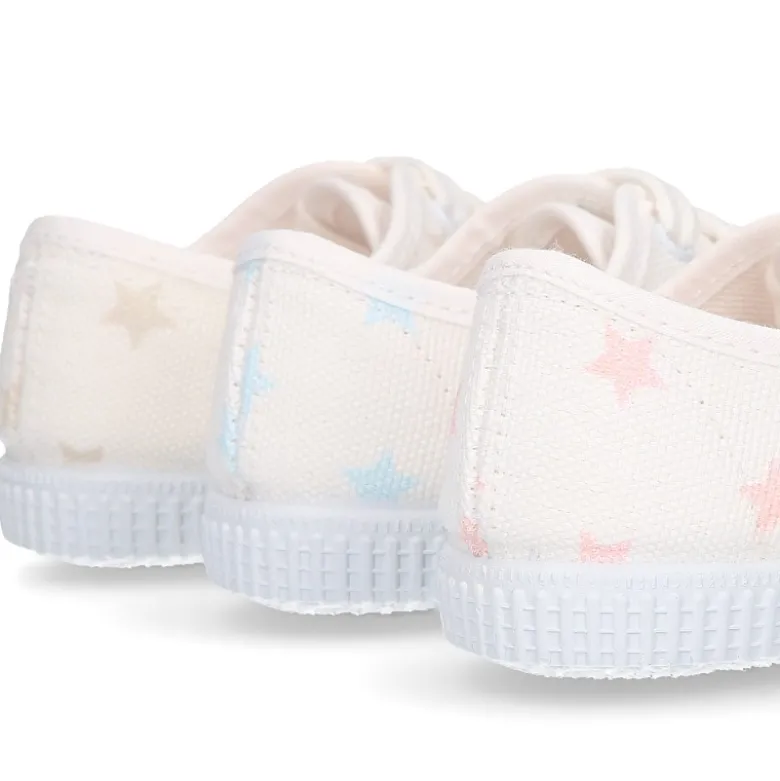 Zapatilla niños tipo Bamba con cordones en lona con estrellas pasteles.