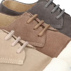 Zapatilla niños tipo bamba con cordones y PUNTERA en piel serraje.