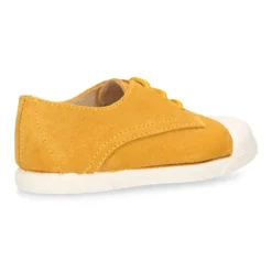Zapatilla niños tipo bamba con cordones y puntera en piel serraje MOSTAZA.