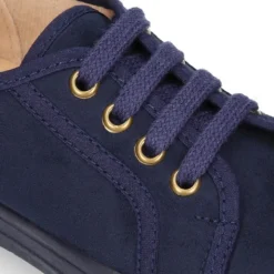 Zapatilla niños vestir OKAA en Serratex con cordones.