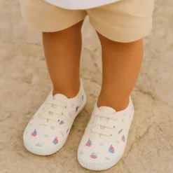 Zapatilla niño tipo Bamba con cordones en lona con BARCOS.