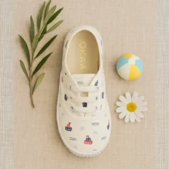 Zapatilla niño tipo Bamba con cordones en lona con BARCOS.