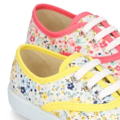 Zapatilla o BAMBA en lona con flores tipo inglés.