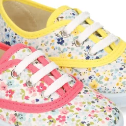 Zapatilla o BAMBA en lona con flores tipo inglés.