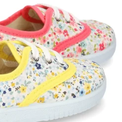 Zapatilla o BAMBA en lona con flores tipo inglés.