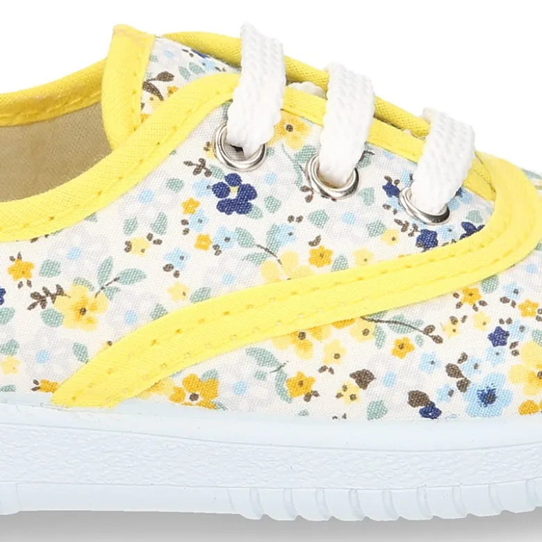Zapatilla o BAMBA en lona con flores tipo inglés.