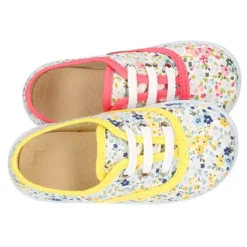 Zapatilla o BAMBA en lona con flores tipo inglés.