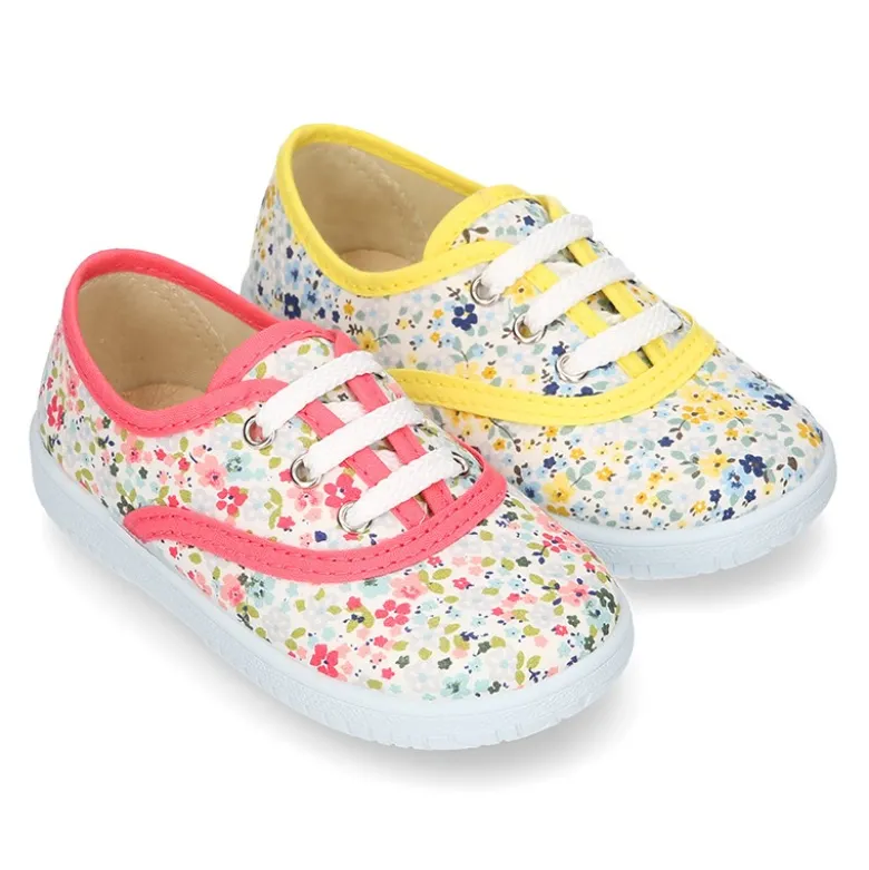 Zapatilla o BAMBA en lona con flores tipo inglés.