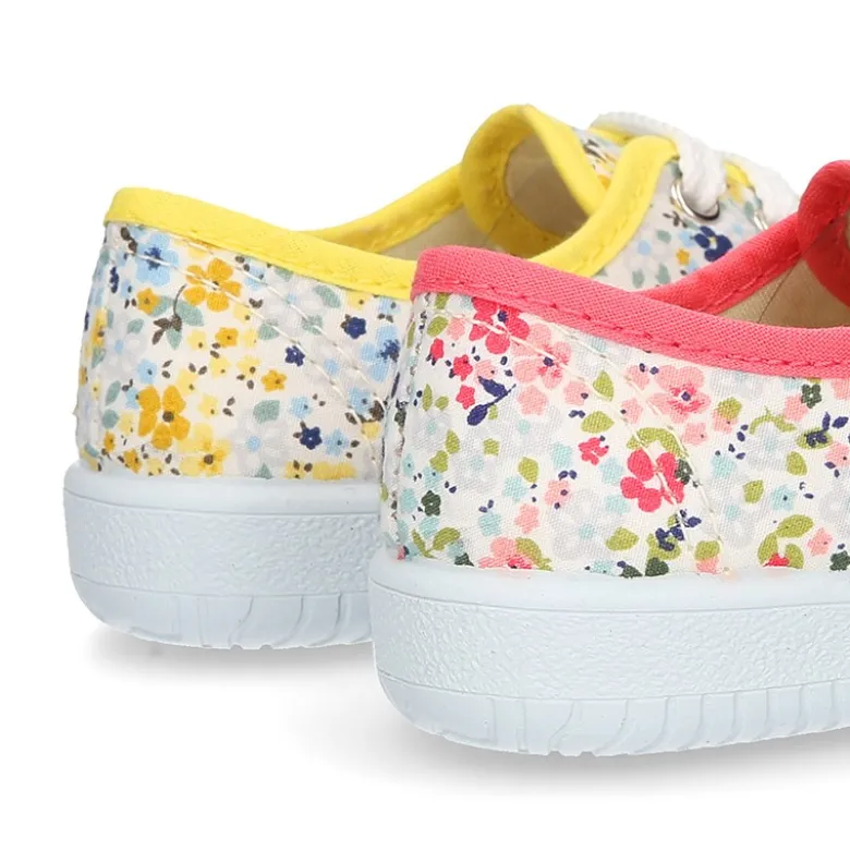 Zapatilla o BAMBA en lona con flores tipo inglés.