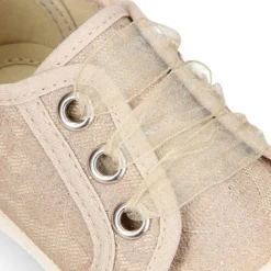 Zapatilla o bamba en lona tipo encaje con lazo.