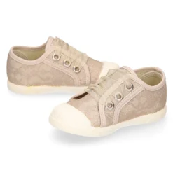 Zapatilla o bamba en lona tipo encaje con lazo.