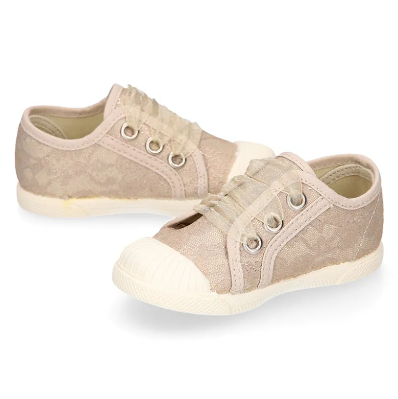 Zapatilla o bamba en lona tipo encaje con lazo.