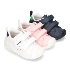 Zapatilla o Deportiva niños sin cordones, con puntera y talonera reforzadas en piel lavable.