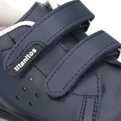 Zapatilla o Deportiva niños sin cordones, con puntera y talonera reforzadas en piel lavable.