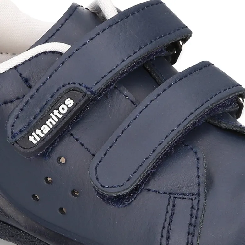 Zapatilla o Deportiva niños sin cordones, con puntera y talonera reforzadas en piel lavable.