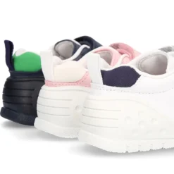 Zapatilla o Deportiva niños sin cordones, con puntera y talonera reforzadas en piel lavable.