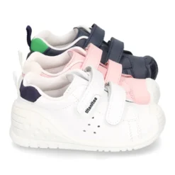 Zapatilla o Deportiva niños sin cordones, con puntera y talonera reforzadas en piel lavable.