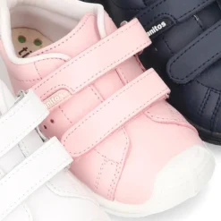 Zapatilla o Deportiva niños sin cordones, con puntera y talonera reforzadas en piel lavable.
