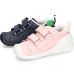 Zapatilla o Deportiva niños sin cordones, con puntera y talonera reforzadas en piel lavable.