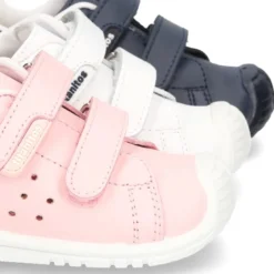 Zapatilla o Deportiva niños sin cordones, con puntera y talonera reforzadas en piel lavable.