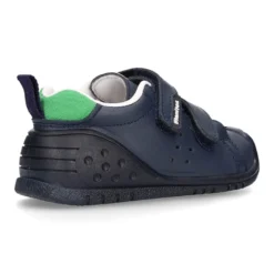 Zapatilla o Deportiva niños sin cordones, con puntera y talonera reforzadas en piel lavable.