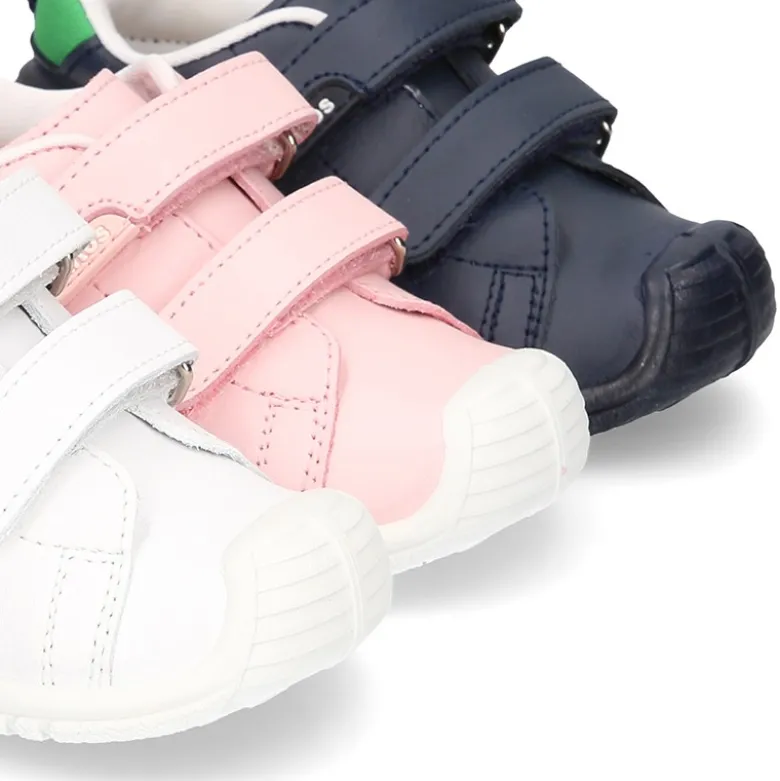 Zapatilla o Deportiva niños sin cordones, con puntera y talonera reforzadas en piel lavable.