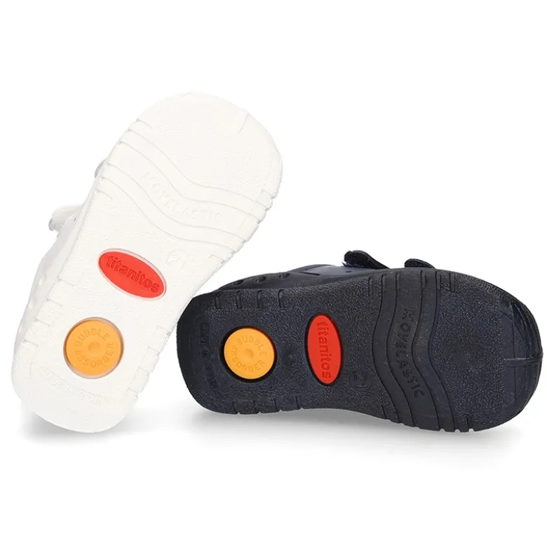Zapatilla o Deportiva niños sin cordones, con puntera y talonera reforzadas en piel lavable.