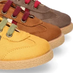 Zapatilla o Tenis niño en Serratex con cordones en colores de moda.
