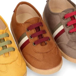 Zapatilla o Tenis niño en Serratex con cordones en colores de moda.