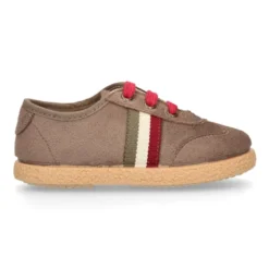 Zapatilla o Tenis niño en Serratex con cordones en colores de moda.