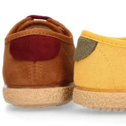 Zapatilla o Tenis niño en Serratex con cordones en colores de moda.
