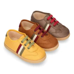 Zapatilla o Tenis niño en Serratex con cordones en colores de moda.