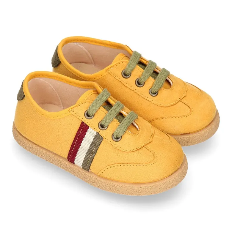 Zapatilla o Tenis niño en Serratex con cordones en colores de moda.