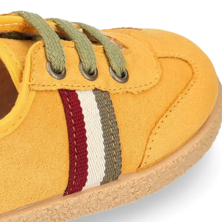 Zapatilla o Tenis niño en Serratex con cordones en colores de moda.