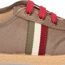 Zapatilla o Tenis niño en Serratex con cordones en colores de moda.
