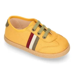 Zapatilla o Tenis niño en Serratex con cordones en colores de moda.