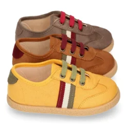 Zapatilla o Tenis niño en Serratex con cordones en colores de moda.