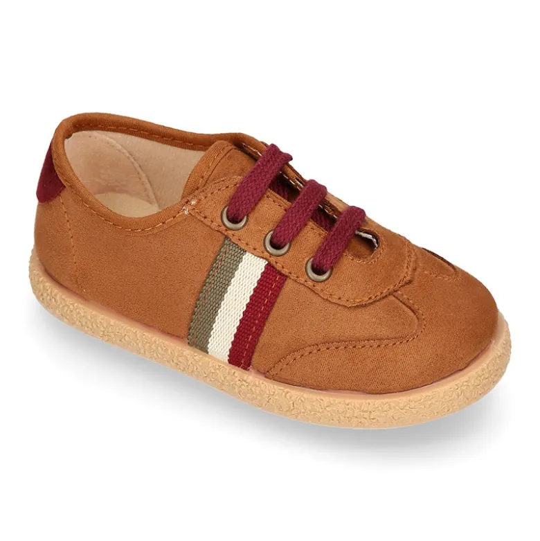 Zapatilla o Tenis niño en Serratex con cordones en colores de moda.