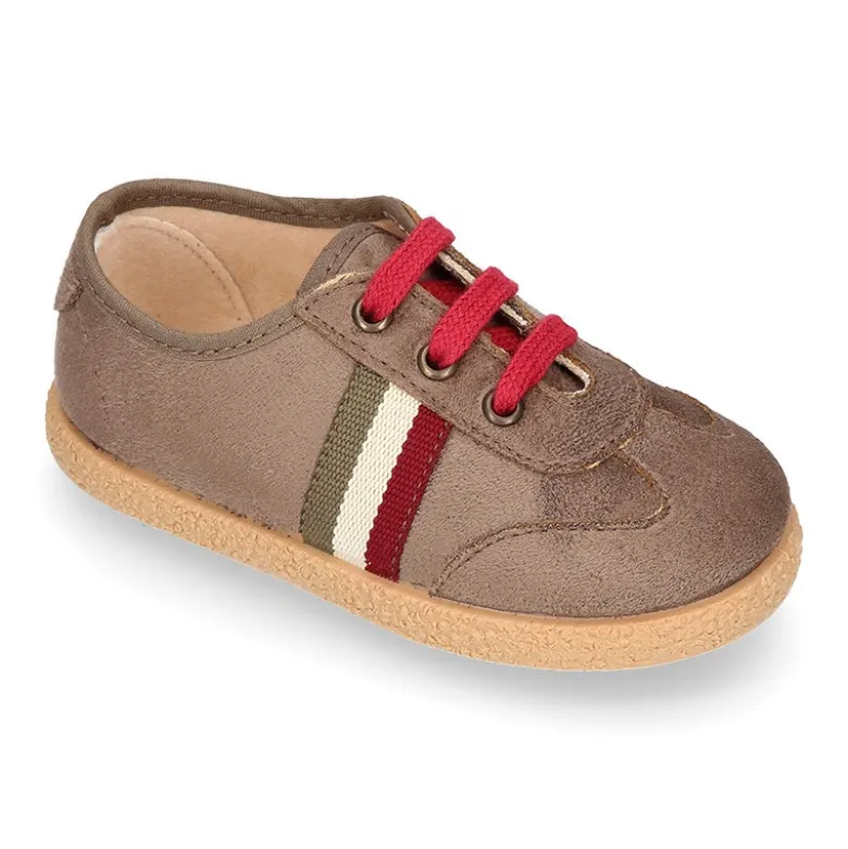 Zapatilla o Tenis niño en Serratex con cordones en colores de moda.