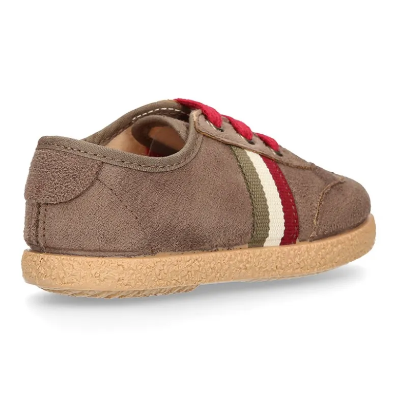 Zapatilla o Tenis niño en Serratex con cordones en colores de moda.