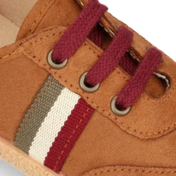 Zapatilla o Tenis niño en Serratex con cordones en colores de moda.