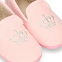 Zapatillas de casa niña en lana rosa con bordado corona plata.