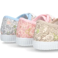 Zapatilla tipo Bamba con cordones en lona algodón con FLORES pasteles.