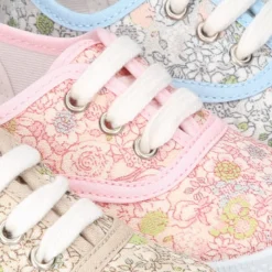 Zapatilla tipo Bamba con cordones en lona algodón con FLORES pasteles.